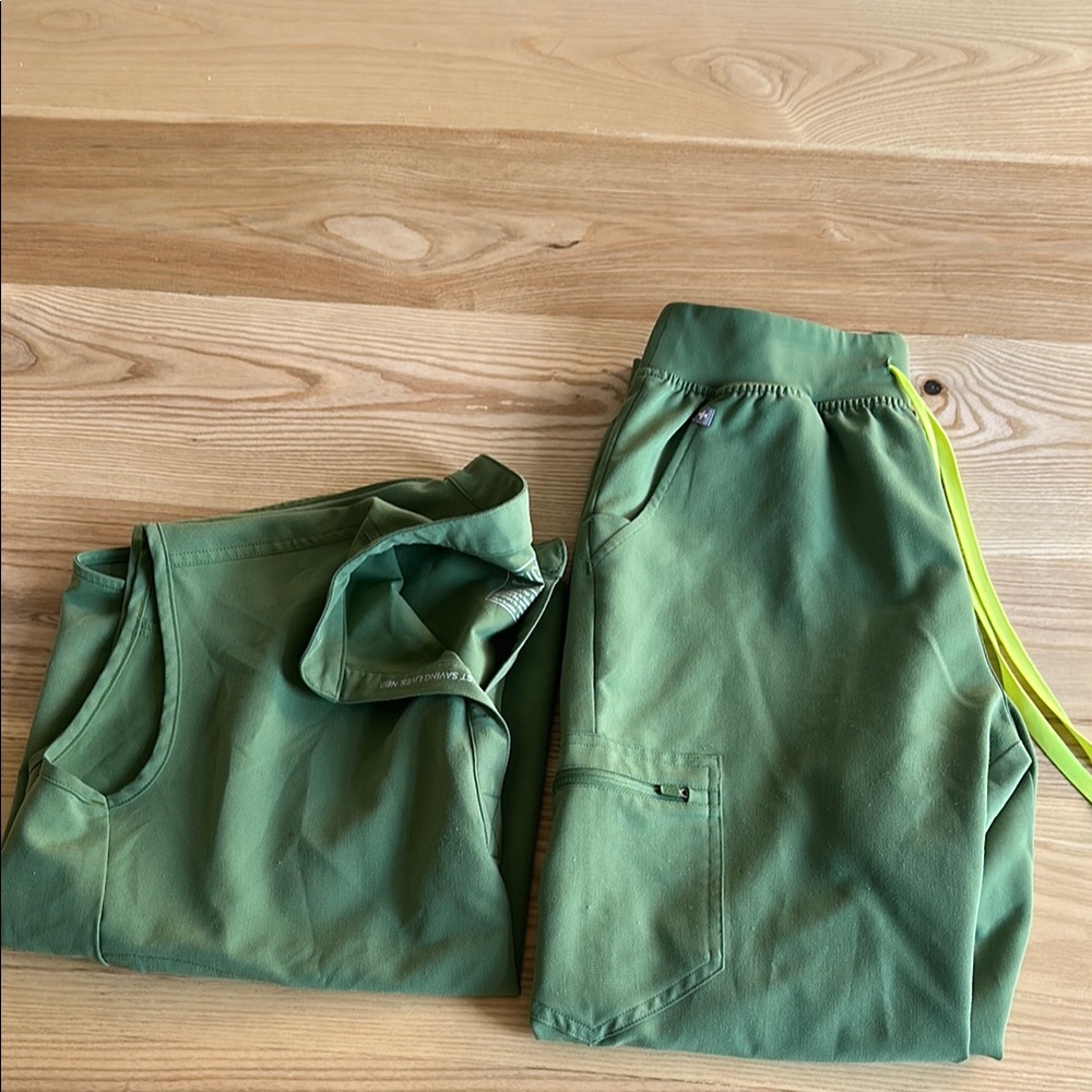 Figs scrub set. Fern Green.